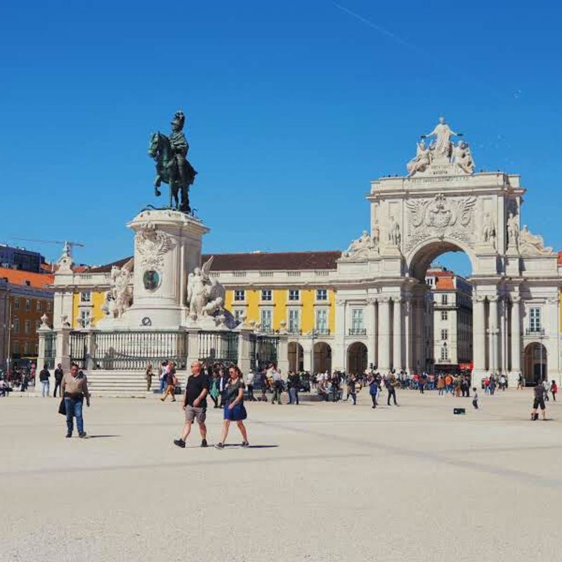 Ищу девушку для прогулок по Европе, Португалия Лиссабон на 10 дней.
